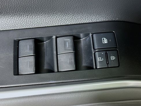 Used 2022 Toyota Highlander XLE FWD image 14
