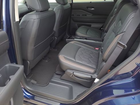 New 2026 Nissan Pathfinder Platinum FWD image 9