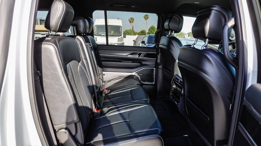 Used 2024 Jeep Wagoneer L Series II w/ Flexible Seating Group AWD/4WD image 19