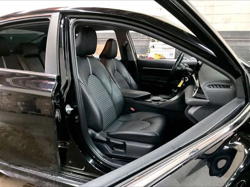 Used 2023 Toyota Camry SE image 9