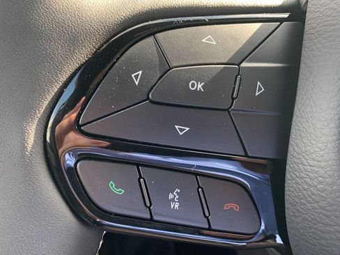 Used 2025 Chrysler Pacifica Limited AWD/4WD image 13
