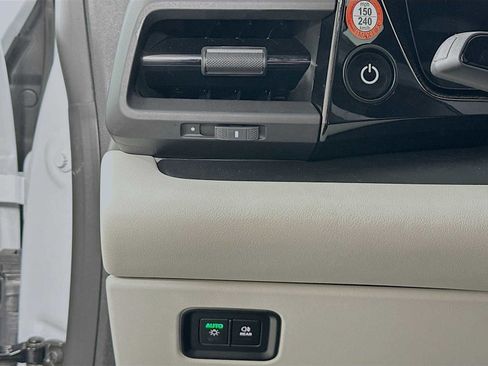 Certified 2025 Porsche Macan 4S Electric image 13