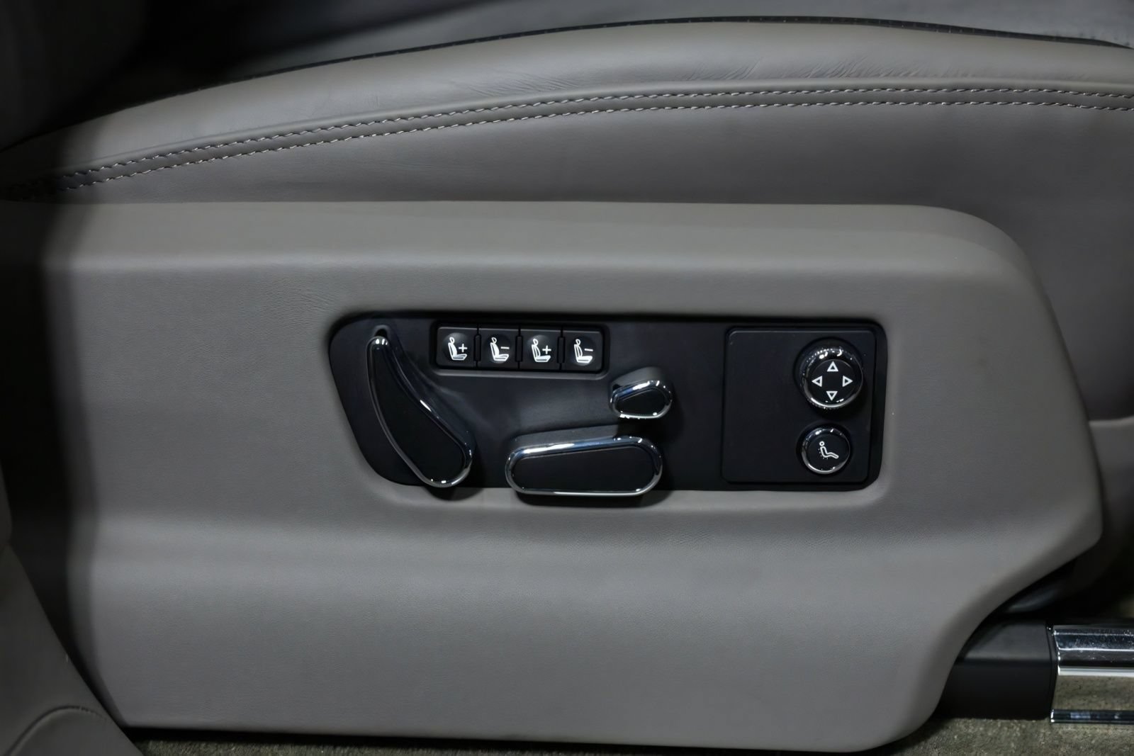 Used 2022 Bentley Bentayga AWD/4WD image 38