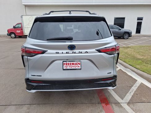 Used 2025 Toyota Sienna XSE image 5