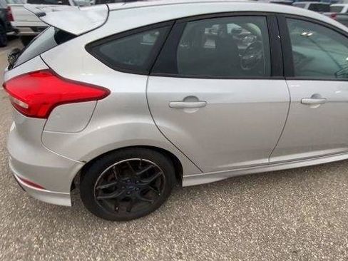 Used 2015 Ford Focus SE w/ SE Sport Package FWD image 2
