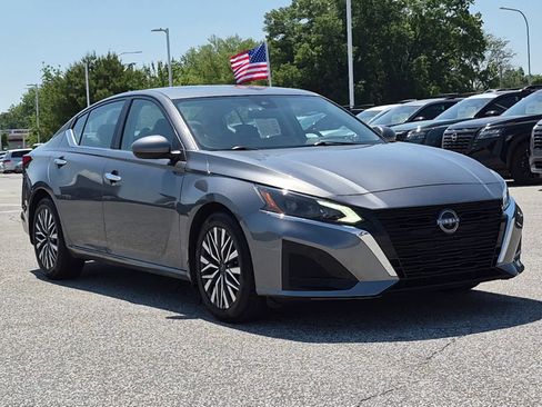 Used 2023 Nissan Altima 2.5 SV w/ SV Premium Package FWD image 2