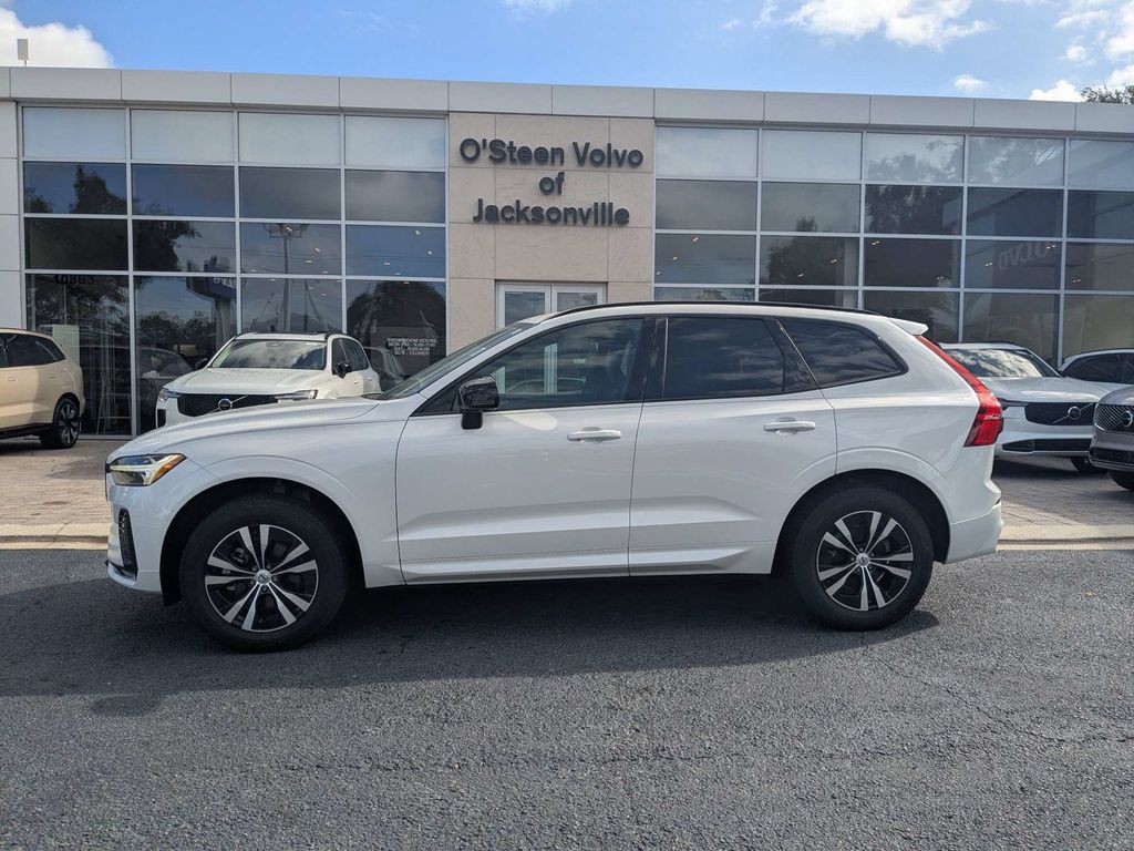 Used 2024 Volvo XC60 B5 Core AWD/4WD image 3