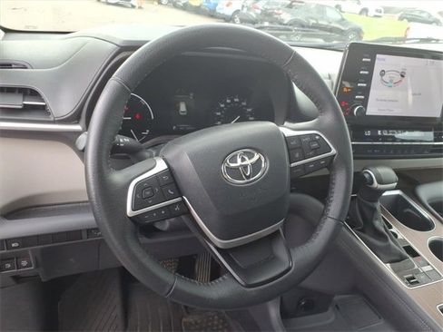 Used 2023 Toyota Sienna XLE image 18