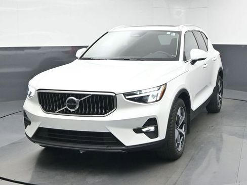 Used 2023 Volvo XC40 B4 Plus w/ Protection Package Premier image 3