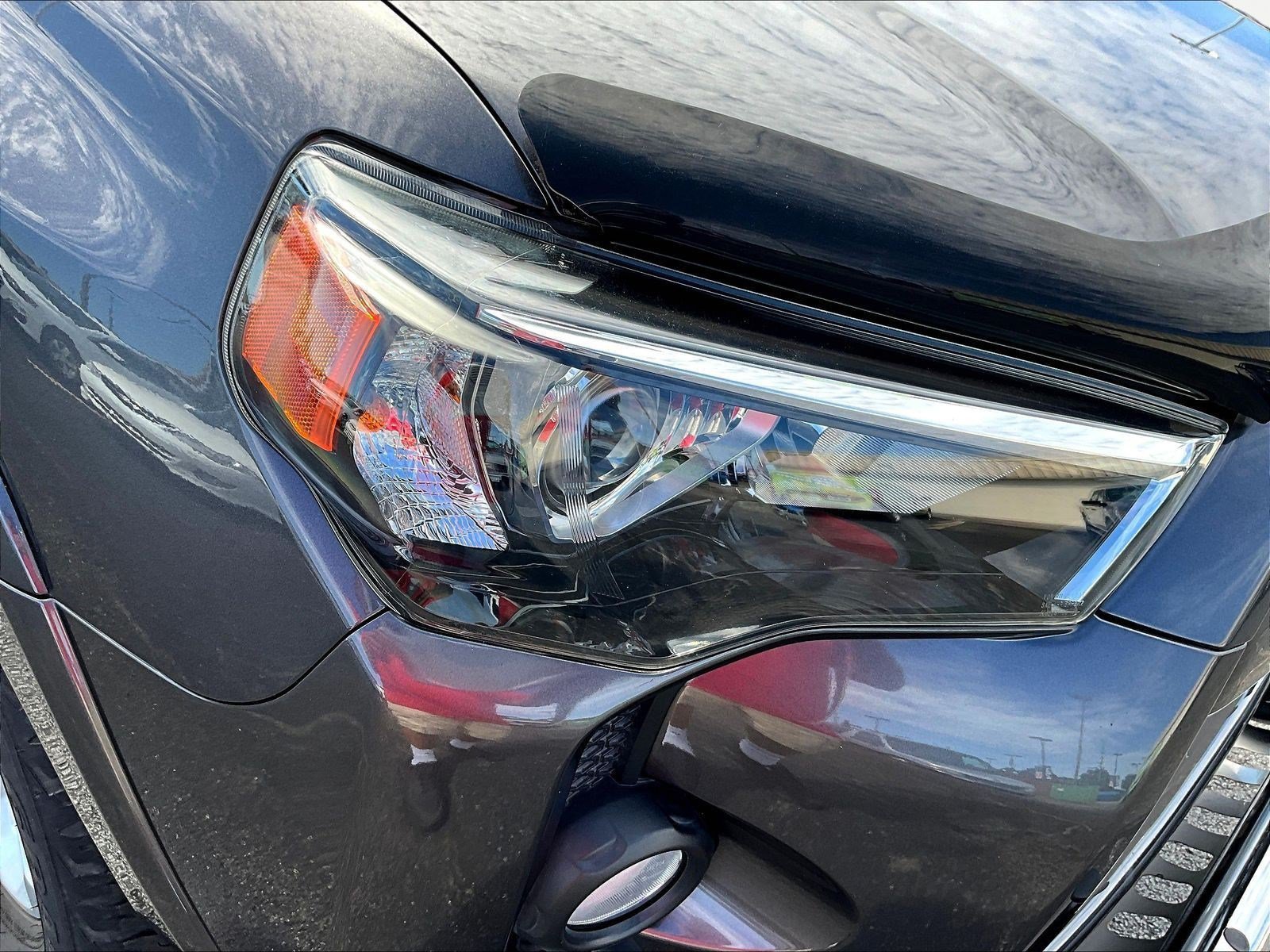 Used 2020 Toyota 4Runner SR5 AWD/4WD image 31