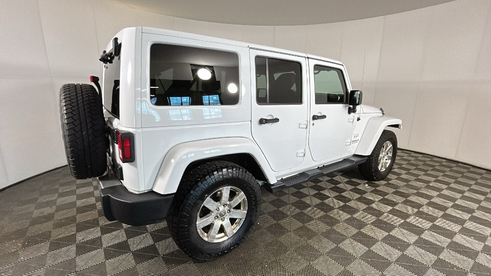 Used 2017 Jeep Wrangler Unlimited Sahara w/ Connectivity Group AWD/4WD image 3
