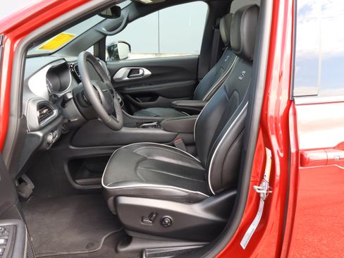 Used 2025 Chrysler Pacifica Limited FWD image 7