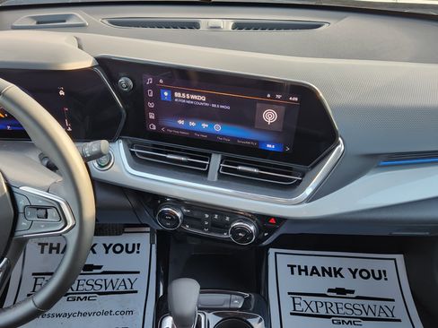 Used 2025 Chevrolet Trax LT w/ LT Convenience Package image 18