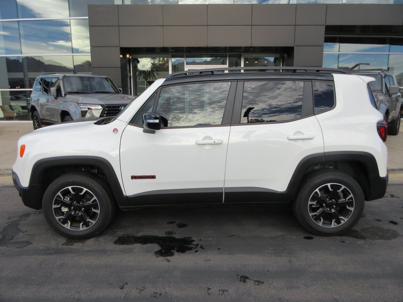 Used 2023 Jeep Renegade Trailhawk w/ Sun/Sound Group AWD/4WD image 5