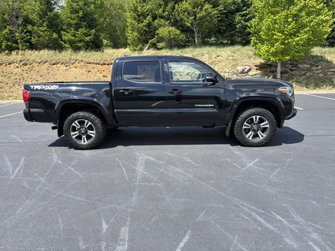 Used 2019 Toyota Tacoma TRD Sport AWD/4WD image 4