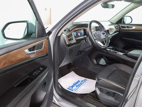 Used 2024 Volkswagen Atlas SE AWD/4WD image 3
