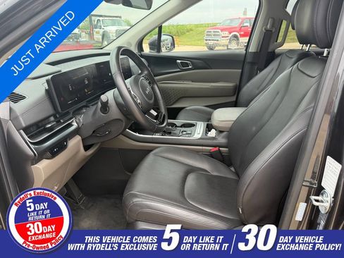 Used 2025 Kia Carnival FWD image 13