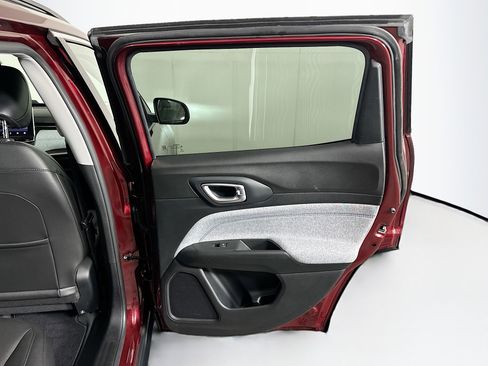 Used 2022 Jeep Compass Latitude image 28