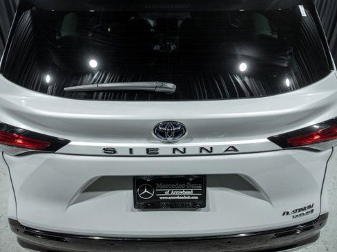 Used 2024 Toyota Sienna Platinum image 6