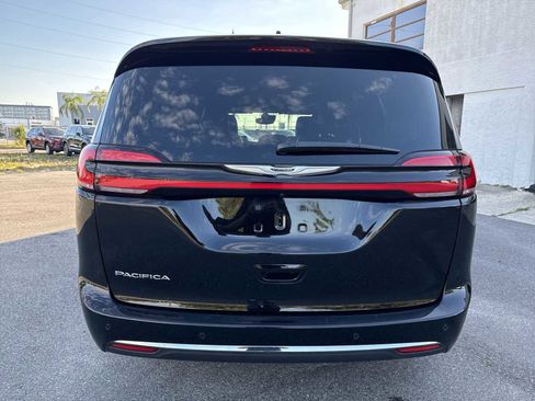 Used 2025 Chrysler Pacifica Select FWD image 6