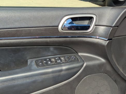 Used 2018 Jeep Grand Cherokee Limited image 12