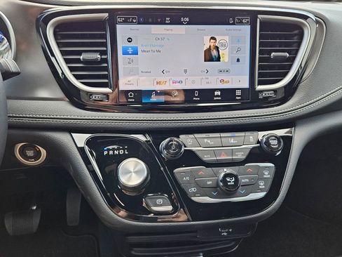 New 2026 Chrysler Pacifica Select image 17