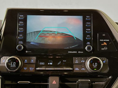 Used 2021 Toyota Highlander XLE FWD image 25