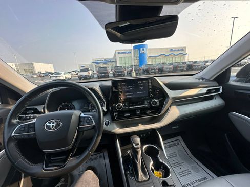 Used 2021 Toyota Highlander XLE AWD/4WD image 51