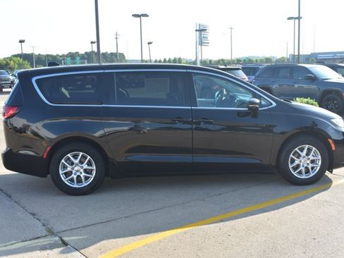 Used 2024 Chrysler Pacifica Touring-L FWD image 4