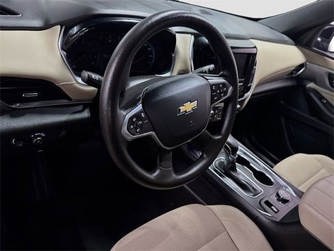 Used 2022 Chevrolet Traverse LS image 16
