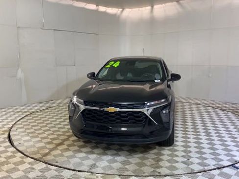 Used 2024 Chevrolet Trax LS w/ LS Convenience Package image 3