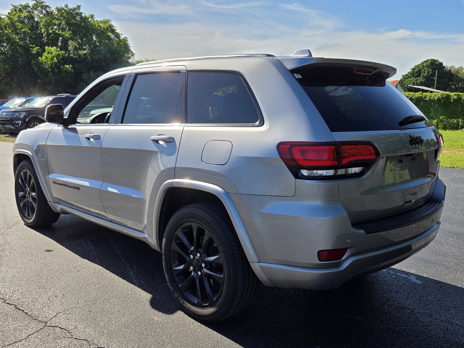 Used 2021 Jeep Grand Cherokee Laredo X RWD image 3