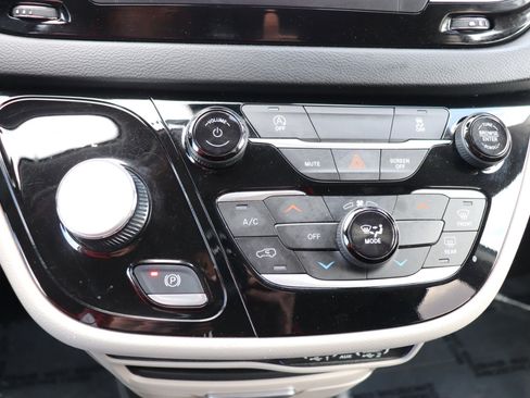 Used 2023 Chrysler Voyager LX image 27