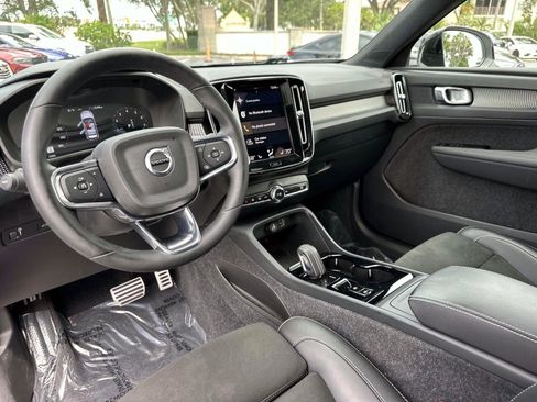 Used 2022 Volvo XC40 T5 R-Design image 17