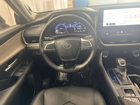 Used 2024 Toyota Grand Highlander AWD image 17