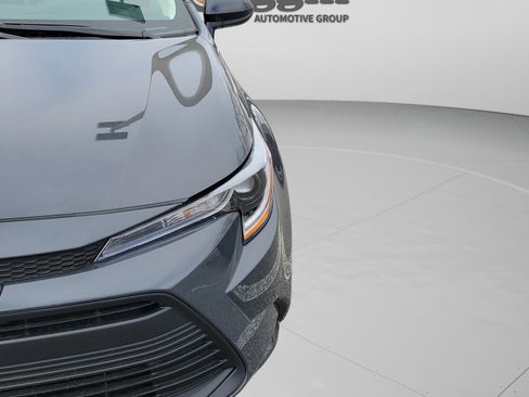 Used 2025 Toyota Corolla LE w/ Convenience Package image 18