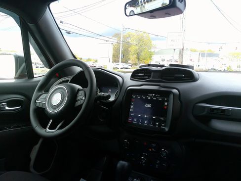 Used 2021 Jeep Renegade Latitude image 22