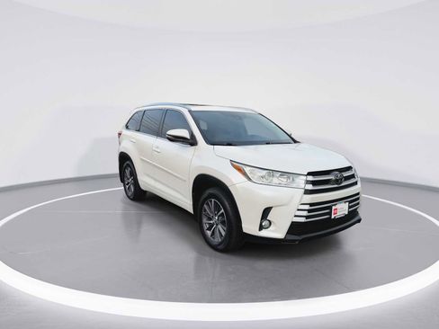 Used 2017 Toyota Highlander XLE image 2