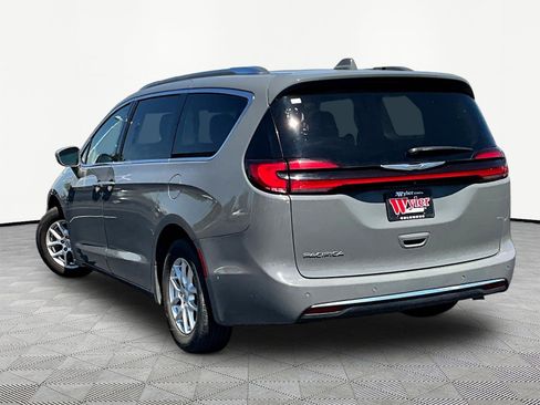Used 2021 Chrysler Pacifica Touring-L FWD image 4