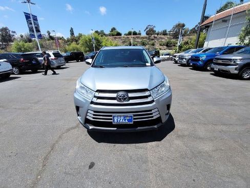 Used 2019 Toyota Highlander XLE FWD image 3