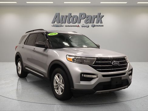 Used 2020 Ford Explorer XLT w/ Equipment Group 202A AWD/4WD image 2
