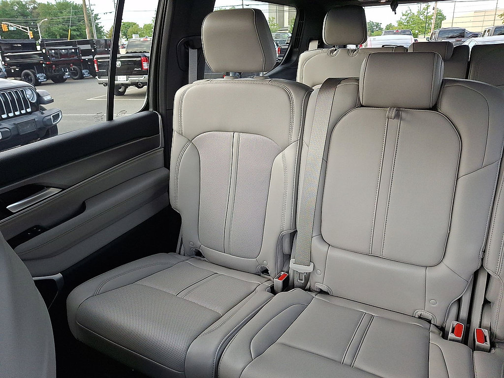Used 2025 Jeep Wagoneer 4WD image 12