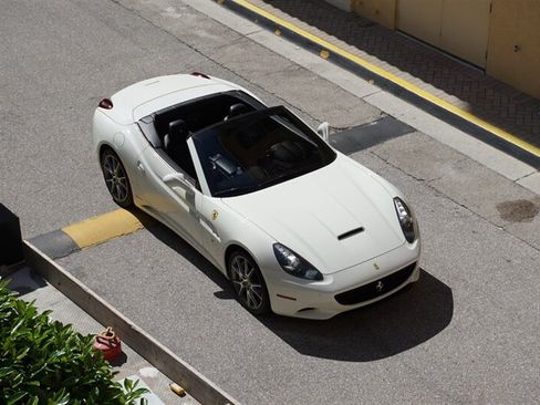 Used 2014 Ferrari California RWD image 55