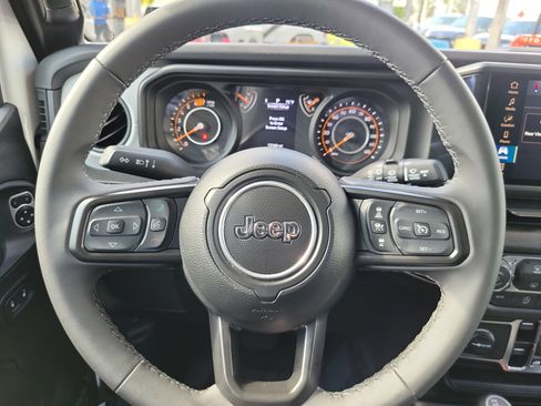 Used 2025 Jeep Wrangler Unlimited Sport AWD/4WD image 15