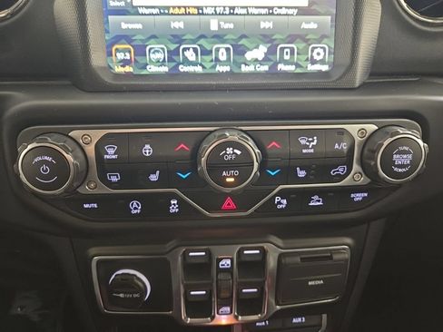 Used 2021 Jeep Wrangler Unlimited Sahara AWD/4WD image 17