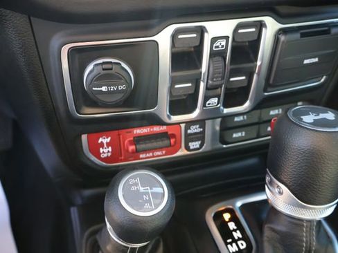 Used 2025 Jeep Wrangler Unlimited Rubicon image 19