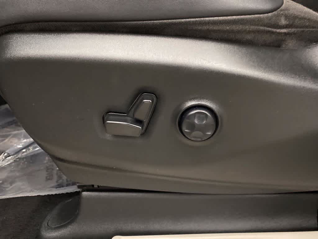 Used 2024 Chrysler Pacifica Touring-L FWD image 13