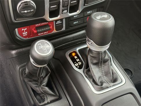 Used 2025 Jeep Wrangler Willys image 28