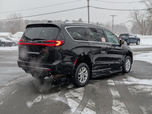 Used 2021 Chrysler Pacifica Touring-L image 11