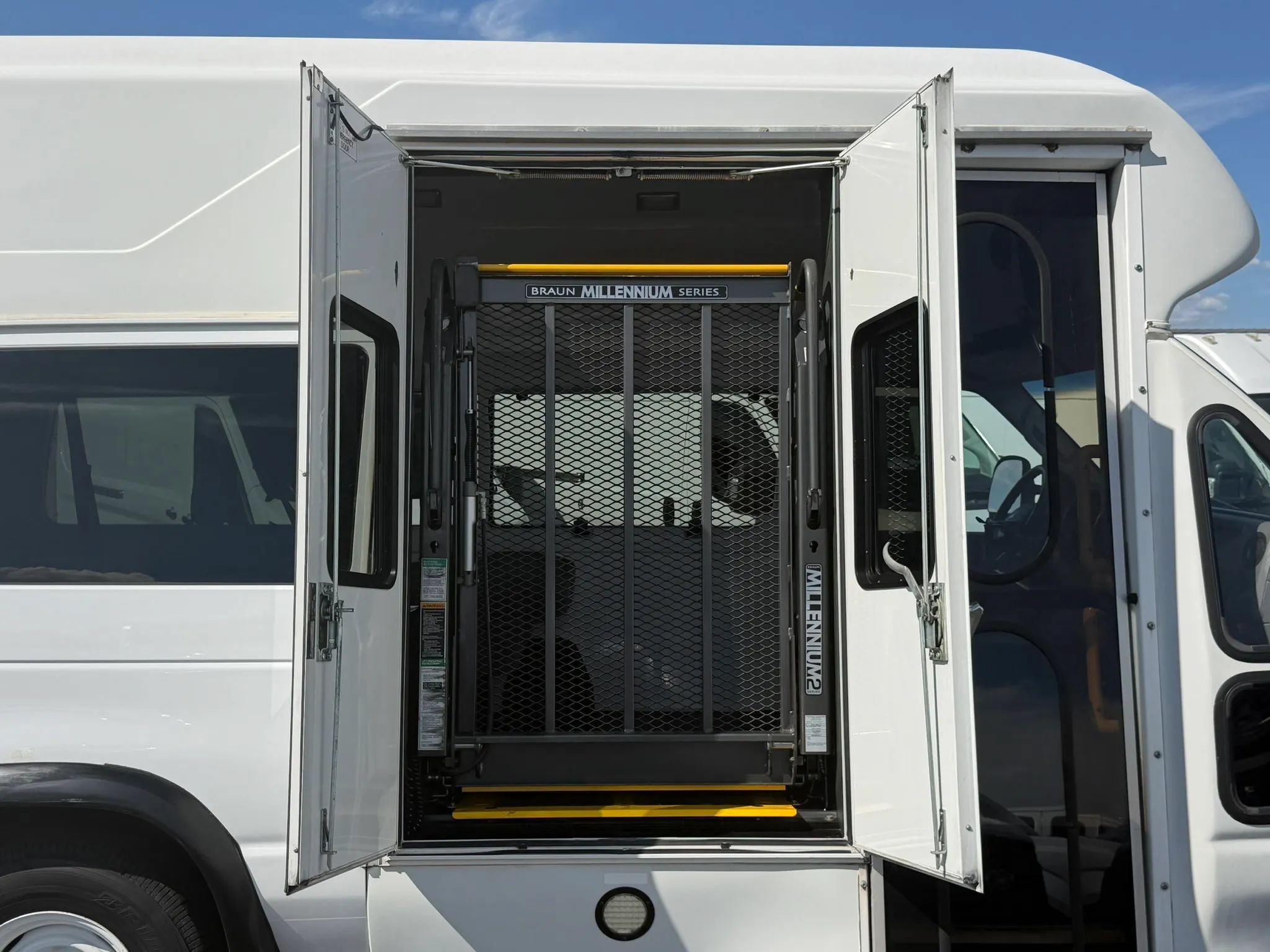 Used 2011 Ford E-350 and Econoline 350 Extended Super Duty RWD image 11